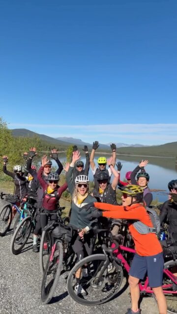 Good rides are even better when shared 🚵‍♀️⛰️
 
More moments from the Mjølkevegen Gravel Collective with @bikeagentur – gravel roads, mountain views and plenty of smiles along the way.
 
🎥 @roger_essig