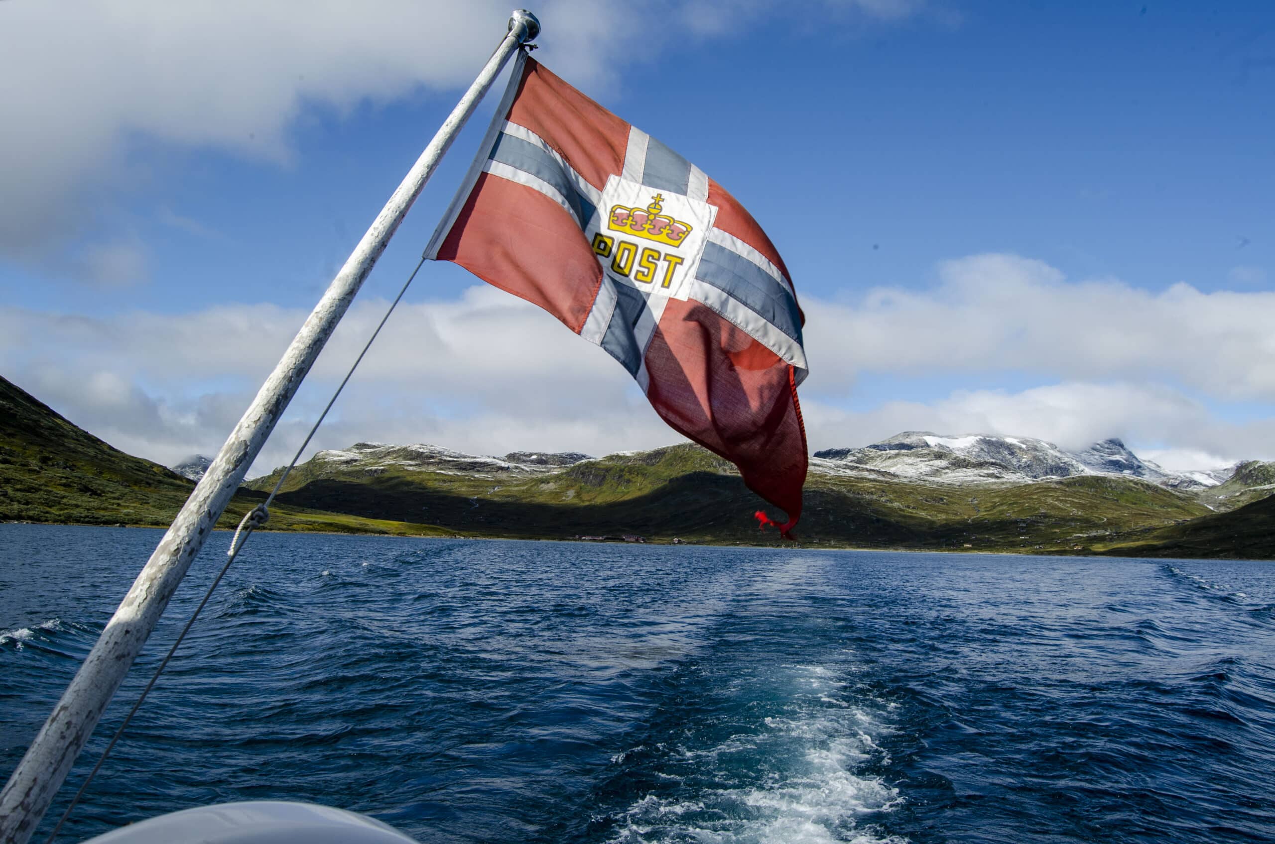 Norsk flagg som veier i vinden på MS Bitihorn