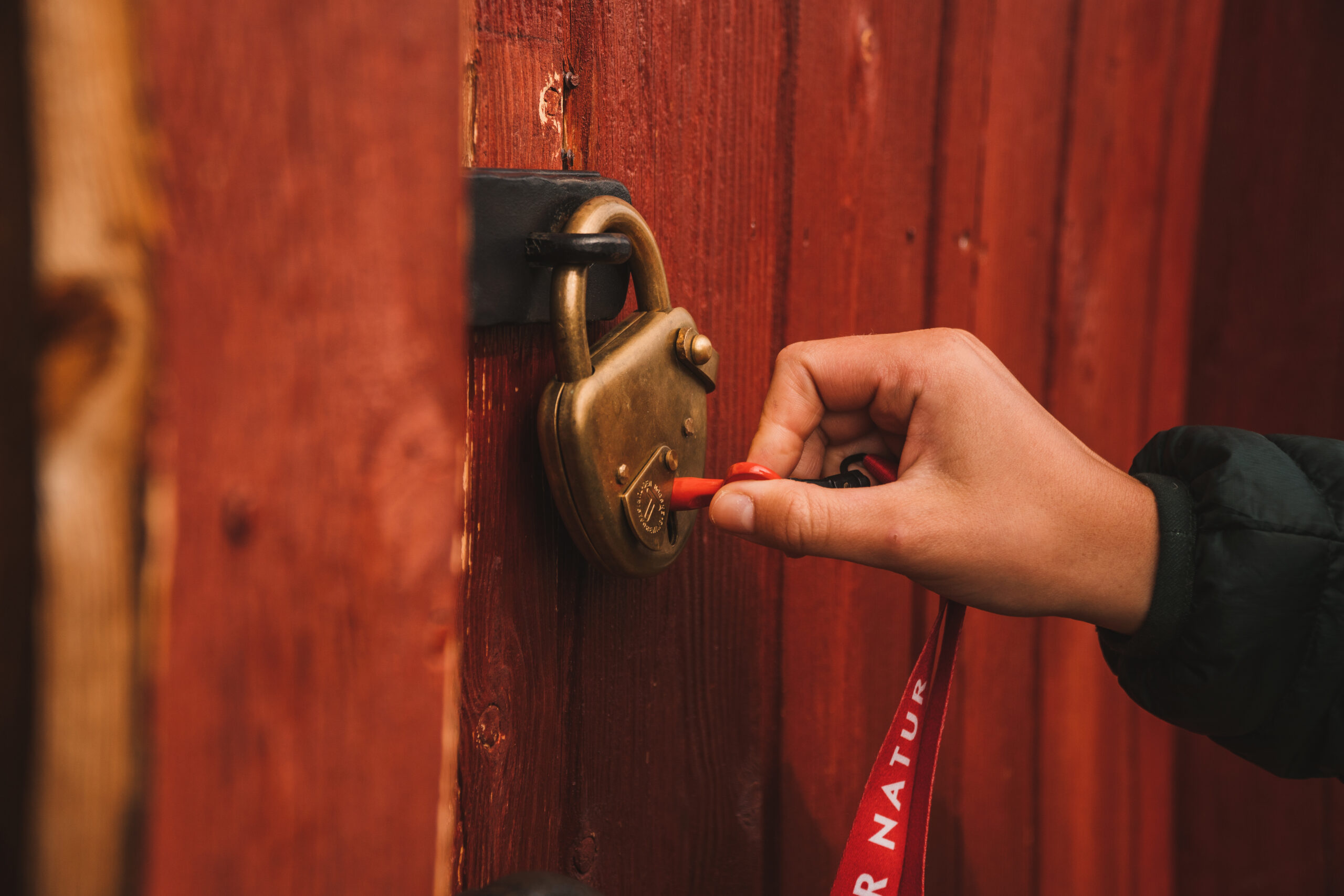 Person unlocking a DNT lock with the DNT key