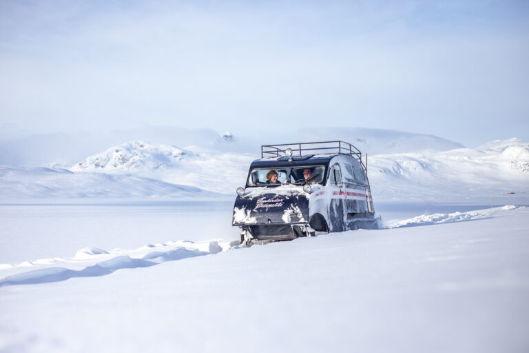 Snowcoach and Lunch in Jotunheimen